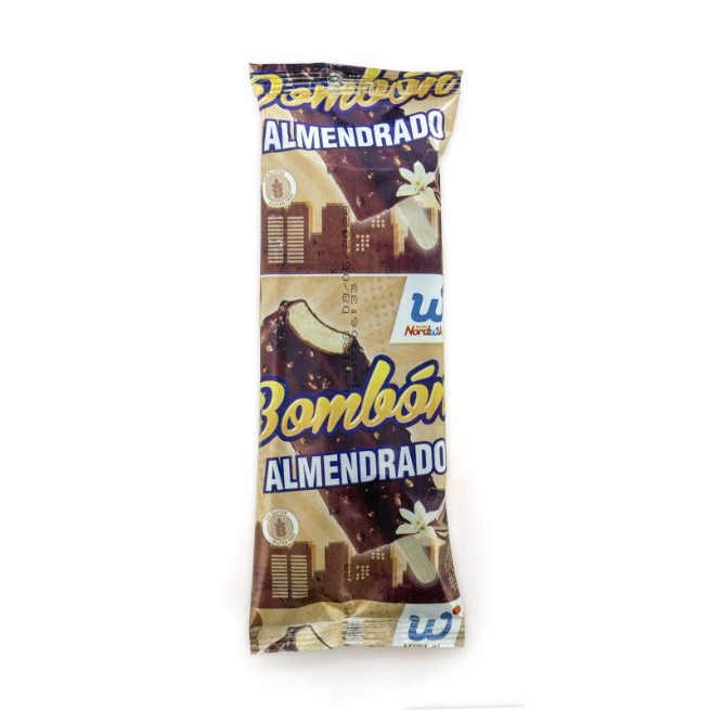 Bombón helado almendrado con cobertura de chocolate y almendras congelado Bombón helado almendrado con cobertura de chocolate y almendras congelado