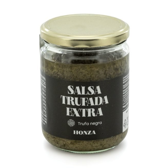 Tarro de cristal de 350g de Salsa Trufada Extra, mostrando una rica pasta oscura de champiñones, aceitunas y trufa negra. Tarro de cristal de 350g de Salsa Trufada Extra, mostrando una rica pasta oscura de champiñones, aceitunas y trufa negra.