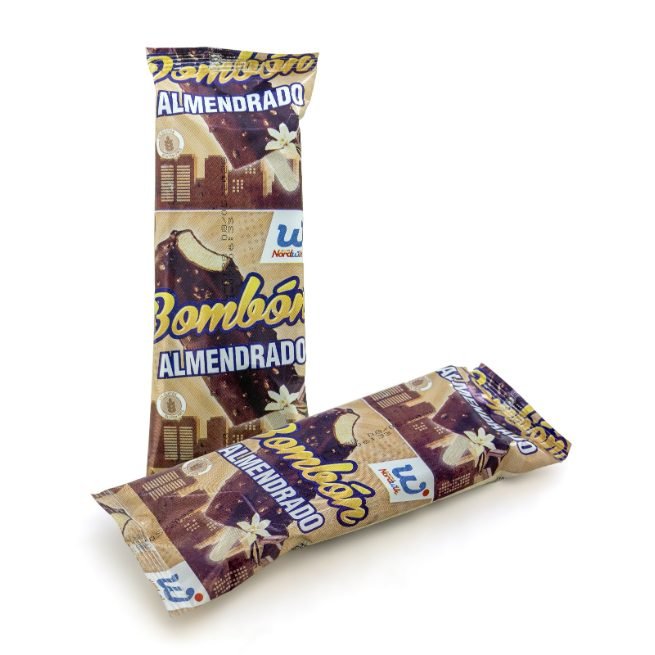 Bombón helado almendrado con cobertura de chocolate y almendras congelado Bombón helado almendrado con cobertura de chocolate y almendras congelado
