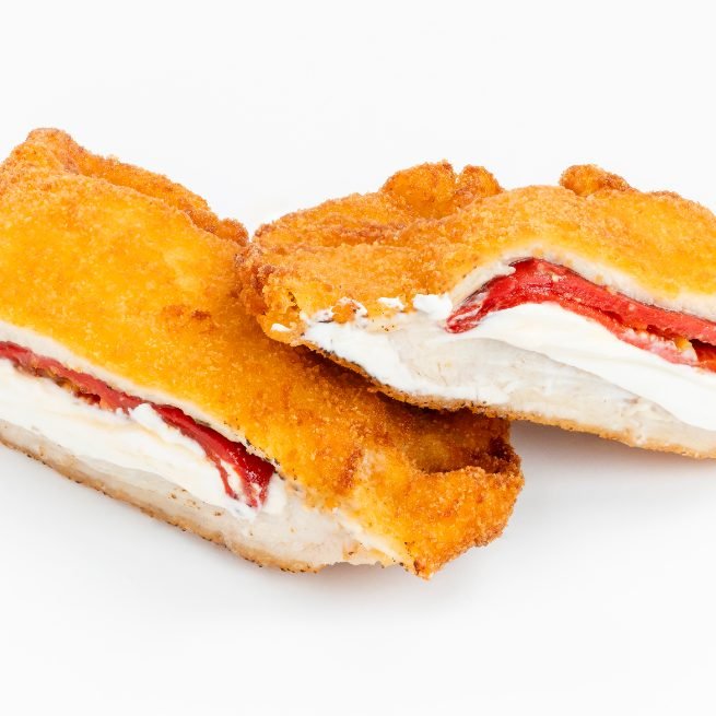 Cachopo de pollo empanado relleno de queso y pimiento caramelizado Nove Cachopo de pollo empanado relleno de queso y pimiento caramelizado Nove