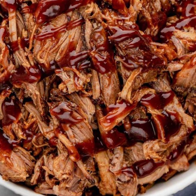 Carne de cerdo mechada con salsa barbacoa congelada en envase Carne de cerdo mechada con salsa barbacoa congelada en envase