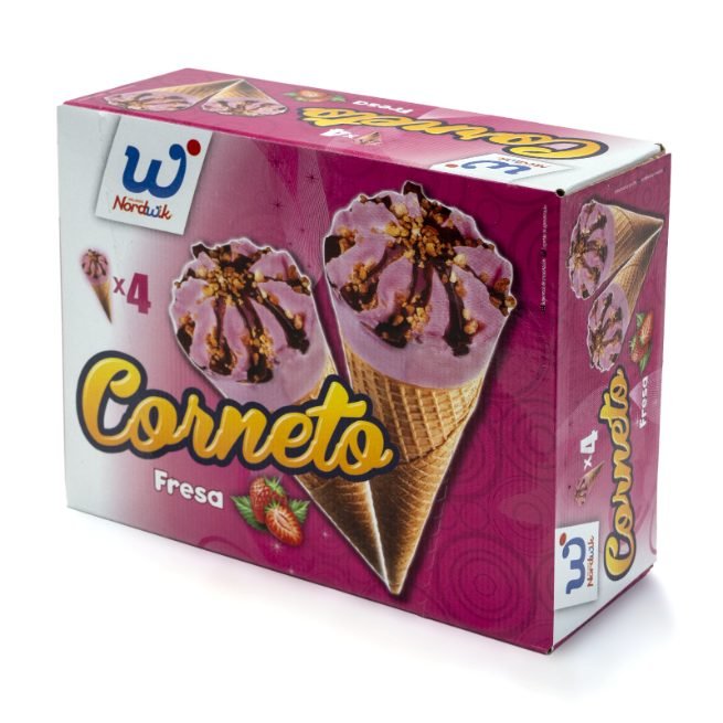 Corneto de helado de fresa con nata y cobertura de chocolate marca Nordik Corneto de helado de fresa con nata y cobertura de chocolate marca Nordik