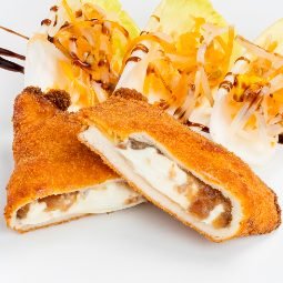 Cachopo de pollo con queso de cabra y cebolla caramelizada