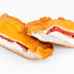 Cachopo de pollo, queso crema y pimiento caramelizado