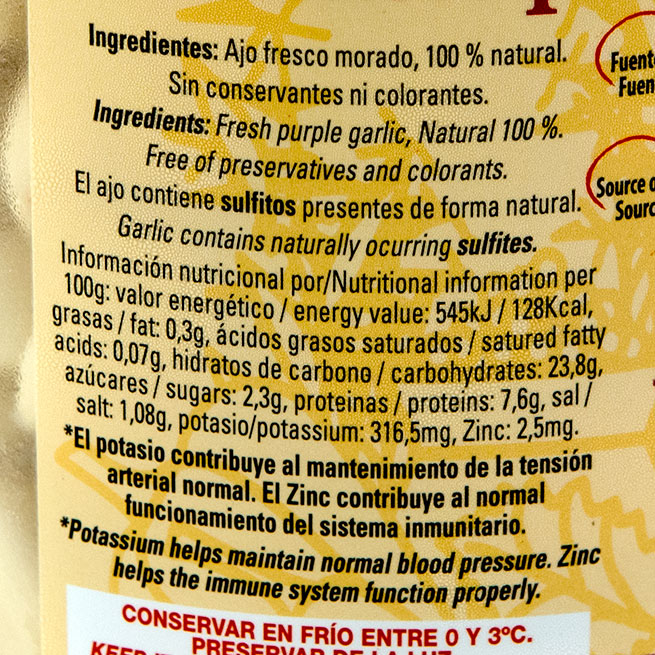 Dientes de ajo morado naturales limpios y pelados Dientes de ajo morado naturales limpios y pelados