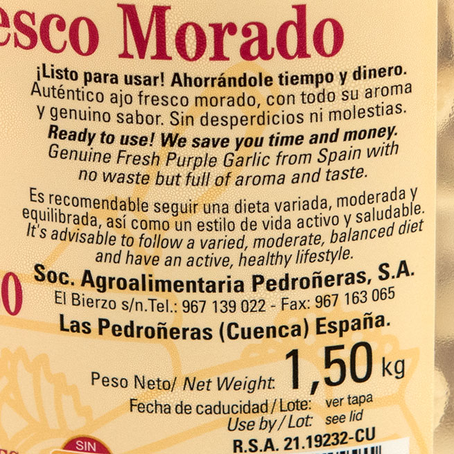 Dientes de ajo morado naturales limpios y pelados Dientes de ajo morado naturales limpios y pelados