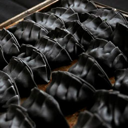 Gyozas Negras de Pulpo con Salsa de Ostras (40 uds)