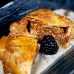 Hojaldre de capón con foie y turrón