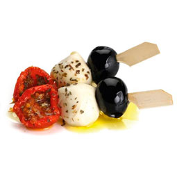 Pincho mozzarella, tomate semiseco aliñado y aceituna negra